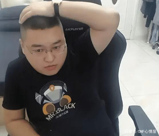 LOL骚男直播晒出女粉丝泳装照！坦言，MISS比她小多了！779